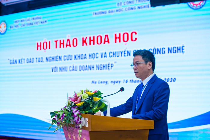 Tiến sĩ Hoàng Hùng Thắng - Bí thư Đảng uỷ, Hiệu trưởng Trường Đại học Công nghiệp Quảng Ninh phát biểu khai mạc Hội thảo. Tiến sĩ Hoàng Hùng Thắng - Bí thư Đảng uỷ, Hiệu trưởng Trường Đại học Công nghiệp Quảng Ninh phát biểu khai mạc Hội thảo.