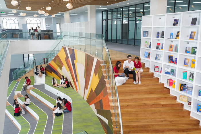 VinUni đạt điểm tối đa về cơ sở vật chất với hạ tầng dành cho thể dục - thể thao, các tiện ích trong khuôn viên trường, ký túc xá mô hình “3 cùng”, thư viện, giảng đường... VinUni đạt điểm tối đa về cơ sở vật chất với hạ tầng dành cho thể dục - thể thao, các tiện ích trong khuôn viên trường, ký túc xá mô hình “3 cùng”, thư viện, giảng đường...