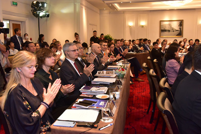 Các đại biểu quốc tế dự buổi tọa đàm. Các đại biểu quốc tế dự buổi tọa đàm.