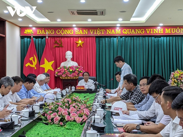 Làm việc với quận Lê Chân về dự án trục đường Hồ Sen - Cầu Rào 2, Bí thư Thành ủy Hải Phòng Lê Văn Thành nhấn mạnh quan điểm: Phải bảo vệ tốt lợi ích của người dân thì người dân mới đồng thuận”.