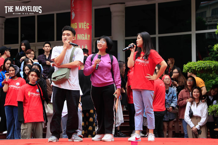 Các tân sinh viên mạnh dạn giao lưu văn nghệ với các “tiền bối”. Các tân sinh viên mạnh dạn giao lưu văn nghệ với các “tiền bối”.