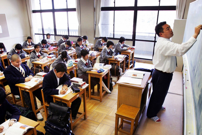 Những giáo viên trực tiếp đứng lớp thường được các nhà xuất bản mời tham gia biên soạn sách giáo khoa (Ảnh minh họa: Reuters) Những giáo viên trực tiếp đứng lớp thường được các nhà xuất bản mời tham gia biên soạn sách giáo khoa (Ảnh minh họa: Reuters)