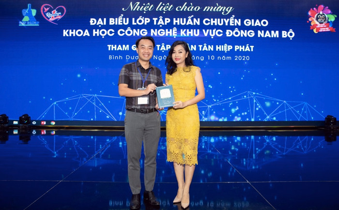 Giám đốc Trung tâm Phát triển Khoa học, Công nghệ và Tài năng Trẻ gửi lời cảm ơn đến Tập đoàn Tân Hiệp Phát sau chuyến tham quan. Giám đốc Trung tâm Phát triển Khoa học, Công nghệ và Tài năng Trẻ gửi lời cảm ơn đến Tập đoàn Tân Hiệp Phát sau chuyến tham quan.