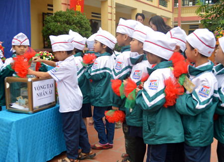 Có nên quyên góp tiền cứu trợ đối với học sinh, sinh viên? (Ảnh chỉ mang tính chất minh họa, nguồn: Baoyenbai.com.vn) Có nên quyên góp tiền cứu trợ đối với học sinh, sinh viên? (Ảnh chỉ mang tính chất minh họa, nguồn: Baoyenbai.com.vn)