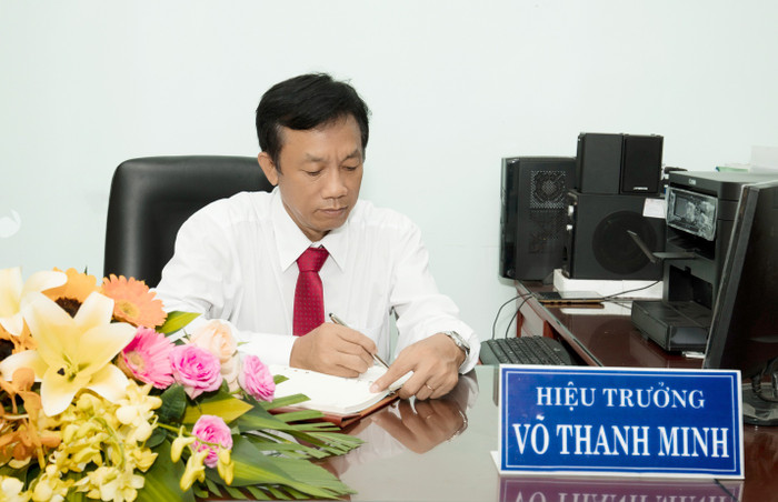 Thầy Võ Thanh Minh - Hiệu trưởng Trường Trung học phổ thông Xuyên Mộc, Bà Rịa – Vũng Tàu. Thầy Võ Thanh Minh - Hiệu trưởng Trường Trung học phổ thông Xuyên Mộc, Bà Rịa – Vũng Tàu.