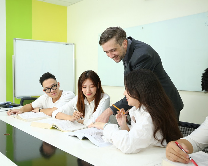 Có chuyên gia hướng dẫn, phần Đọc SAT sẽ thành dễ hiểu. Có chuyên gia hướng dẫn, phần Đọc SAT sẽ thành dễ hiểu.