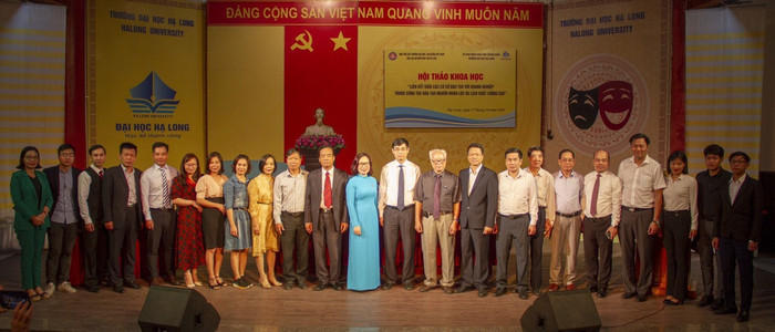 Các đại biểu chụp ảnh lưu niệm. Các đại biểu chụp ảnh lưu niệm.