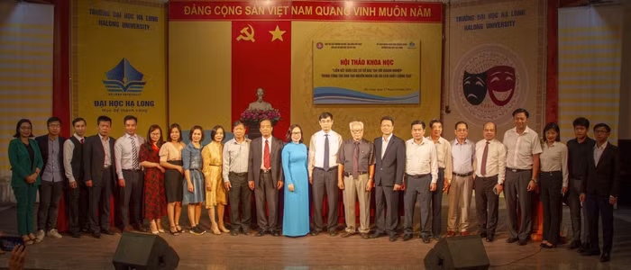 Các đại biểu chụp ảnh lưu niệm.