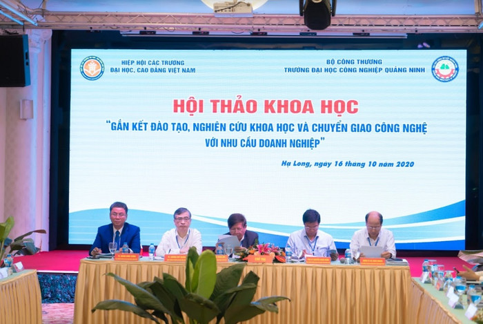 Các đại biểu dự hội thảo. Các đại biểu dự hội thảo.