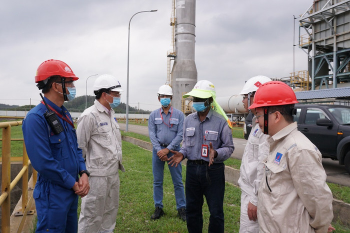 Tổng Giám đốc BSR Bùi Minh Tiến (thứ hai bên trái) trao đổi với các chuyên gia O&M về công tác phòng, chống bão. Tổng Giám đốc BSR Bùi Minh Tiến (thứ hai bên trái) trao đổi với các chuyên gia O&M về công tác phòng, chống bão.