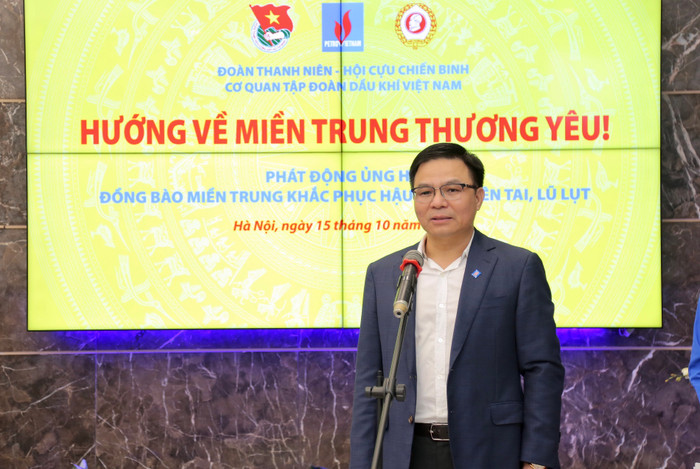 Tổng giám đốc Petrovietnam kêu gọi người lao động ngành Dầu khí tiếp tục ủng hộ đồng bào bão lụt. Tổng giám đốc Petrovietnam kêu gọi người lao động ngành Dầu khí tiếp tục ủng hộ đồng bào bão lụt.