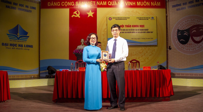 Phó giáo sư, Tiến sĩ Nguyễn Thị Nhung - Chủ nhiệm Câu lạc bộ Khối đào tạo du lịch, Phó Hiệu trưởng Trường Đại học Mở Hà Nội tặng quà lưu niệm cho Trường Đại học Hạ Long. Phó giáo sư, Tiến sĩ Nguyễn Thị Nhung - Chủ nhiệm Câu lạc bộ Khối đào tạo du lịch, Phó Hiệu trưởng Trường Đại học Mở Hà Nội tặng quà lưu niệm cho Trường Đại học Hạ Long.