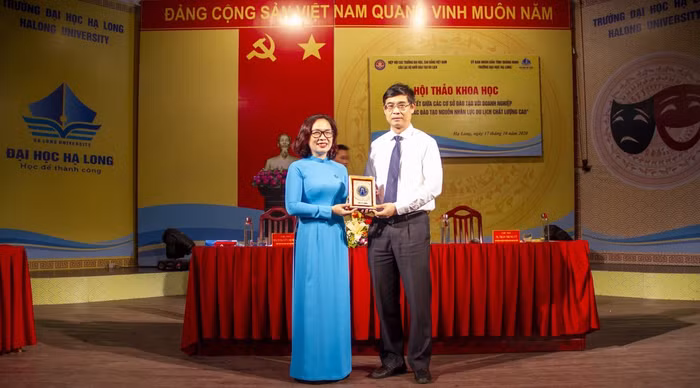 Phó giáo sư, Tiến sĩ Nguyễn Thị Nhung - Chủ nhiệm Câu lạc bộ Khối đào tạo du lịch, Phó Hiệu trưởng Trường Đại học Mở Hà Nội tặng quà lưu niệm cho Trường Đại học Hạ Long.