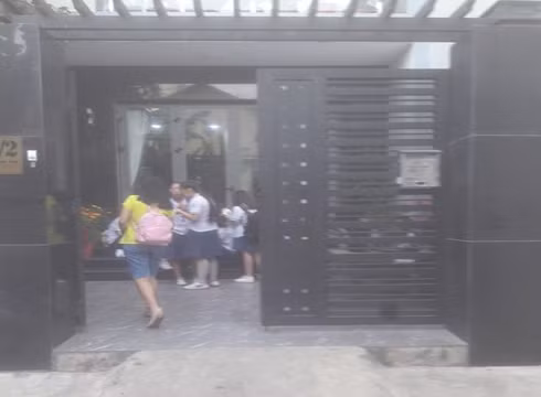 Học sinh chờ tới giờ học thêm ở cổng nhà cô T. vào chiều ngày 1/3 vừa qua (ảnh: T.Phong)