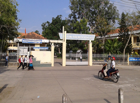 Trường trung học cơ sở Tân Thạch, nơi xảy ra vụ việc nam sinh T. bóp cổ cô giáo (ảnh: CA TPHCM) Trường trung học cơ sở Tân Thạch, nơi xảy ra vụ việc nam sinh T. bóp cổ cô giáo (ảnh: CA TPHCM)