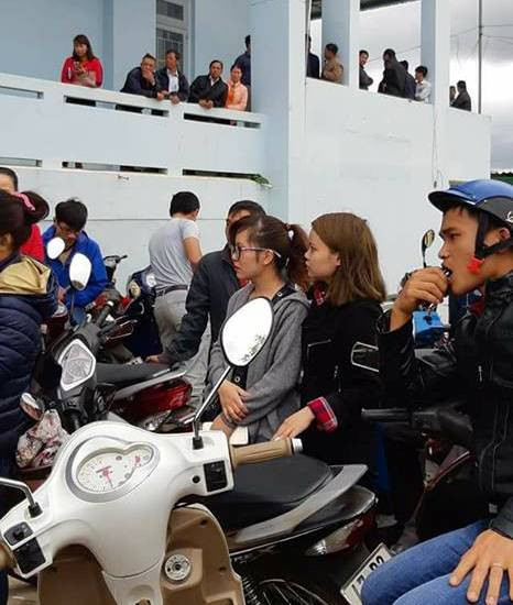 Hàng trăm giáo viên Krông Pắk bức xúc trước nguy cơ bị chấm dứt hợp đồng lao động (ảnh: NTBình) Hàng trăm giáo viên Krông Pắk bức xúc trước nguy cơ bị chấm dứt hợp đồng lao động (ảnh: NTBình)