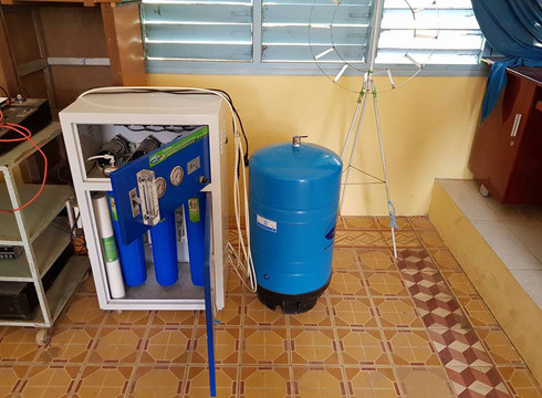 Máy lọc nước mà chị Hằng tài trợ cho Trường Phú Vĩnh hiện đang được cất trong kho (ảnh: P.L) Máy lọc nước mà chị Hằng tài trợ cho Trường Phú Vĩnh hiện đang được cất trong kho (ảnh: P.L)
