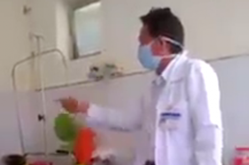 Bác sĩ Ngạn trong video clip có lời nói không phù hợp với chuẩn mực của ngành (ảnh từ video clip) Bác sĩ Ngạn trong video clip có lời nói không phù hợp với chuẩn mực của ngành (ảnh từ video clip)