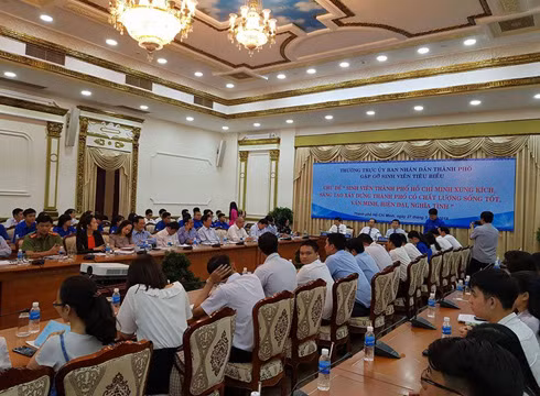 Toàn cảnh buổi gặp gỡ giữa lãnh đạo thành phố và sinh viên tiêu biểu ngày 27/3 (ảnh: P.L)