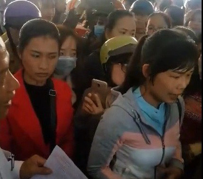 Giáo viên Krông Pắk bức xúc trình bày việc bị chấm dứt hợp đồng lao động (ảnh: báo Lao Động) Giáo viên Krông Pắk bức xúc trình bày việc bị chấm dứt hợp đồng lao động (ảnh: báo Lao Động)