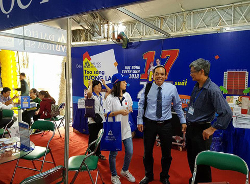 Phó Giám đốc Sở Giáo dục thành phố Phạm Ngọc Thanh ghé thăm gian hàng Đại học Hoa Sen (ảnh: P.L) Phó Giám đốc Sở Giáo dục thành phố Phạm Ngọc Thanh ghé thăm gian hàng Đại học Hoa Sen (ảnh: P.L)