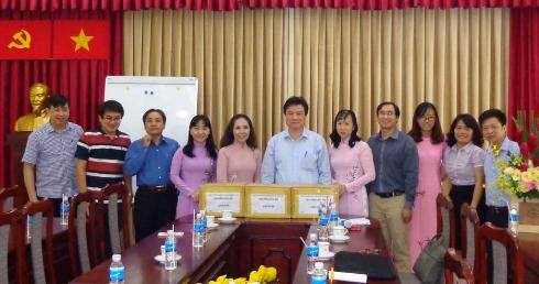 Thứ trưởng Nguyễn Hữu Độ và Ban Giám hiệu Trường Trưng Vương chụp hình sau buổi làm việc (ảnh: CTV) Thứ trưởng Nguyễn Hữu Độ và Ban Giám hiệu Trường Trưng Vương chụp hình sau buổi làm việc (ảnh: CTV)