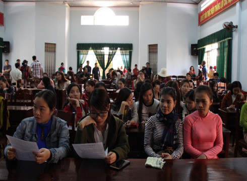 Giáo viên tập trung về huyện xin được gặp lãnh đạo vào để trình bày việc có thể bị mất việc (ảnh: Báo Giao thông)