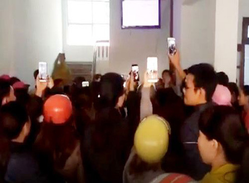 Hàng trăm giáo viên của huyện tập trung lại phản ứng việc bị chấm dứt hợp đồng lao động (ảnh: FB HLê)