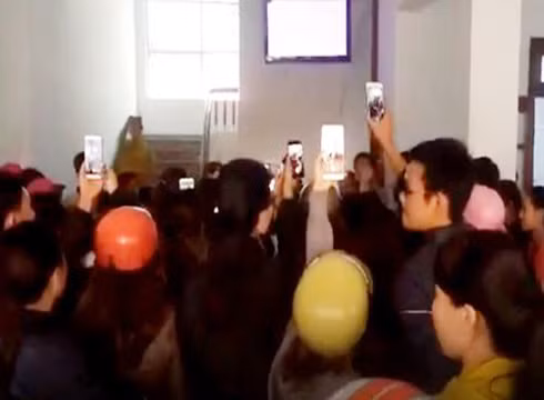 Hàng trăm giáo viên của huyện tập trung lại phản ứng việc bị chấm dứt hợp đồng lao động (ảnh: FB HLê)