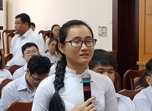 Nữ sinh Phạm Song Toàn bật khóc khi đề cập đến giáo viên "không nói gì cả" trong lớp (ảnh: P.L)