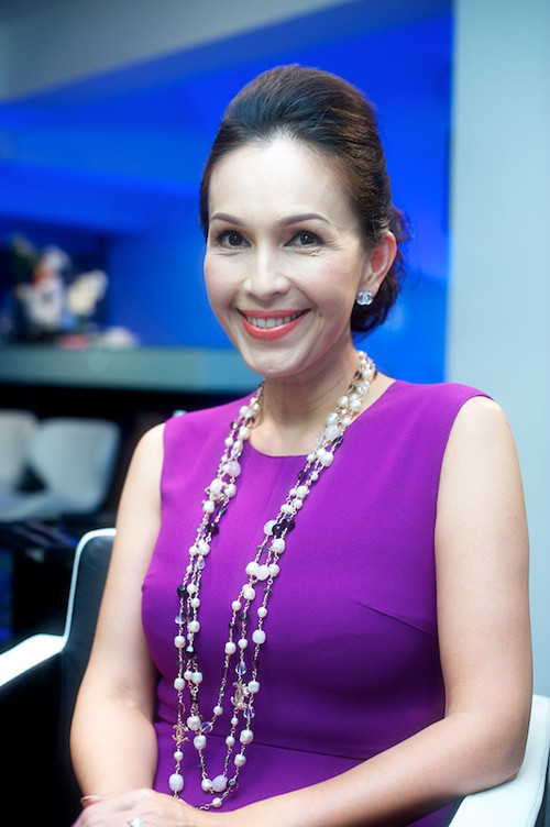 Sau khi hoàn tất khâu chuẩn bị trang phục, trang điểm và làm tóc, Diễm My tự tin xuất hiện trước ống kính.