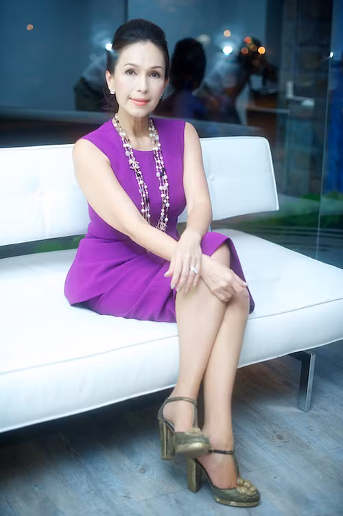 Vẻ đẹp sang trọng và đài cát của Diễm My được nhiều phụ nữ Việt Nam hâm mộ. Chị tự tin với chiều cao 1m72.