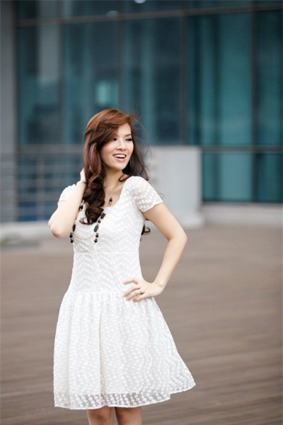 Màu trắng tinh khôi mang đến cho Đan Lê vẻ đẹp mong manh, dễ thương. Đây cũng là màu hot trong mùa xuân hè năm nay.