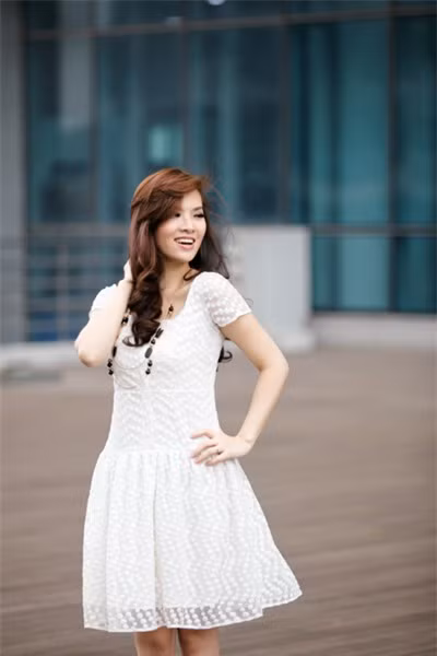 Màu trắng tinh khôi mang đến cho Đan Lê vẻ đẹp mong manh, dễ thương. Đây cũng là màu hot trong mùa xuân hè năm nay.