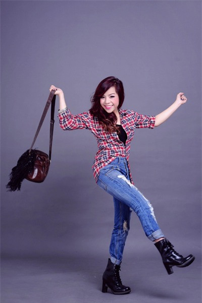 Sơ mi caro mặc ngoài áo thun đen, nhét vạt phóng khoáng, kết hợp cùng quần jeans rách bụi bặm và bốt da mạnh mẽ - một gợi ý mix đồ cực "chất" từ nữ ca sĩ Minh Chuyên.