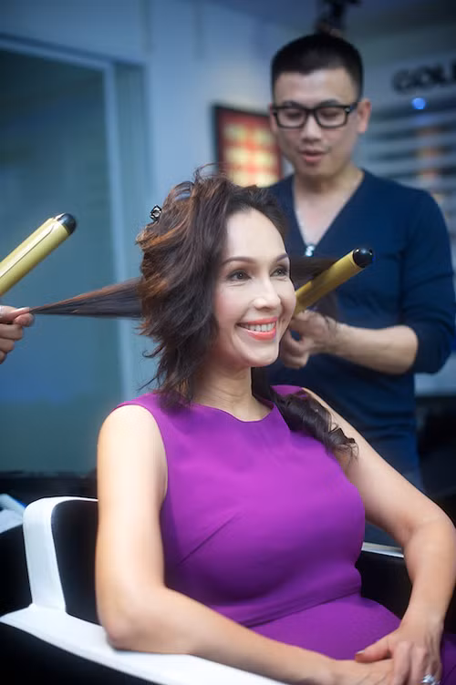 Diễm My phía hậu trường làm tóc.