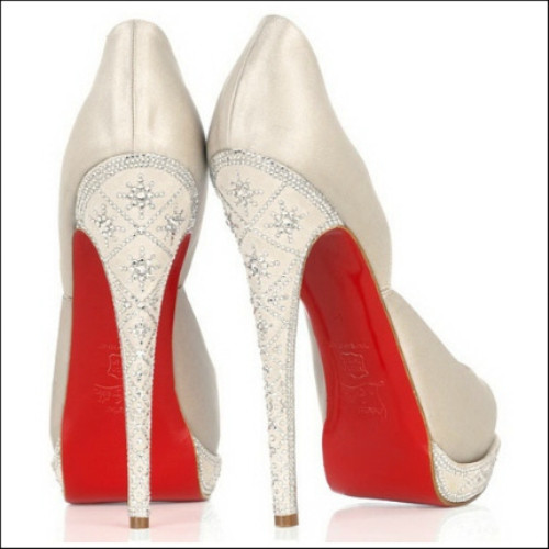 Christian Louboutin luôn sử dụng một bộ phận nâng đỡ bằng kim loại cho giày của mình. Kích cỡ, tỷ lệ và thiết kế của bộ nâng đỡ này được coi là một bí mật thương nghiệp.