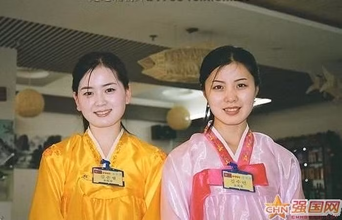 Hai thiếu nữ Triều Tiên trong bộ trang phục truyền thống