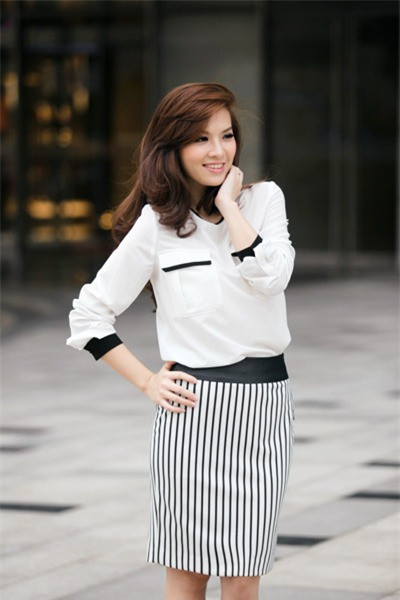Những quý cô thanh lịch có thể chọn cách kết hợp sơ mi trắng cùng chân váy ôm kẻ sọc của Đan Lê cho buổi hẹn hò lãng mạn.