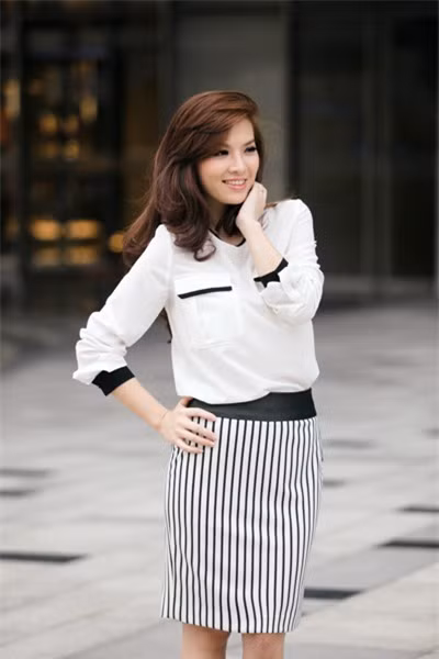 Những quý cô thanh lịch có thể chọn cách kết hợp sơ mi trắng cùng chân váy ôm kẻ sọc của Đan Lê cho buổi hẹn hò lãng mạn.