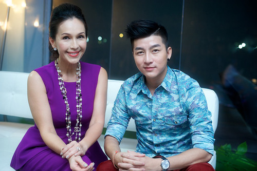 Cùng MC của chương trình Nam Hee.