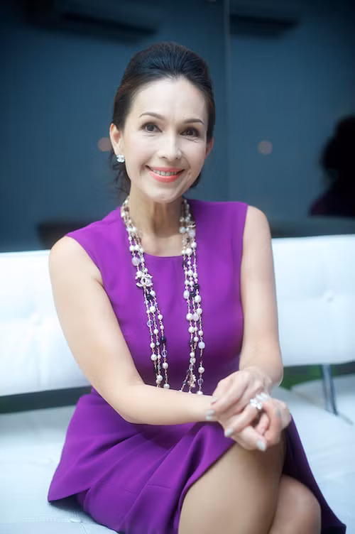 Diễm My tự tin với mái tóc búi sang trọng.