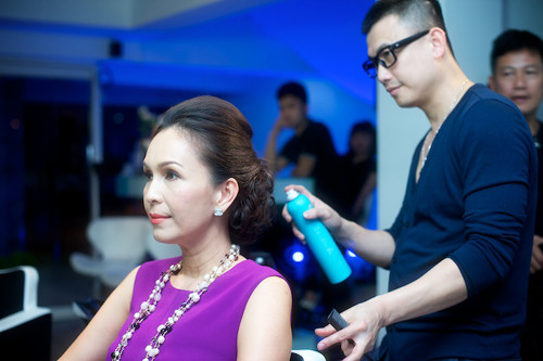 Khâu cuối cùng xịt một lớp keo mỏng để kiểu tóc được giữ lâu.