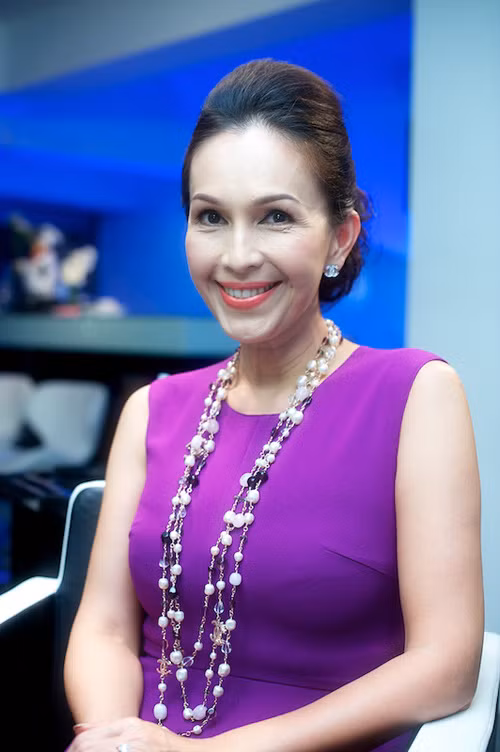 Sau khi hoàn tất khâu chuẩn bị trang phục, trang điểm và làm tóc, Diễm My tự tin xuất hiện trước ống kính.