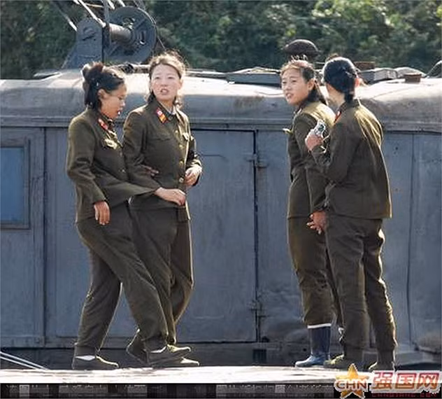 Các nữ quân nhân Triều Tiên giản dị, mộc mạc