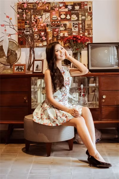 Váy xòe luôn được lòng phái đẹp bởi vẻ nữ tính, đáng yêu và che được nhiều khuyết điểm như vòng 2 lớn, đùi to... Bạn sẽ trở nên hấp dẫn như Hoa hậu Ngọc Hân với kiểu họa tiết thời thượng, sang trọng.