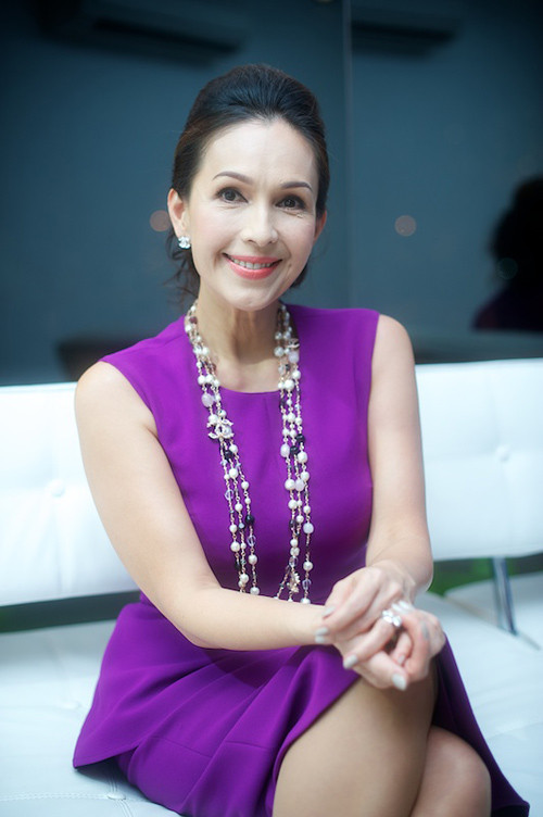 Diễm My tự tin với mái tóc búi sang trọng.