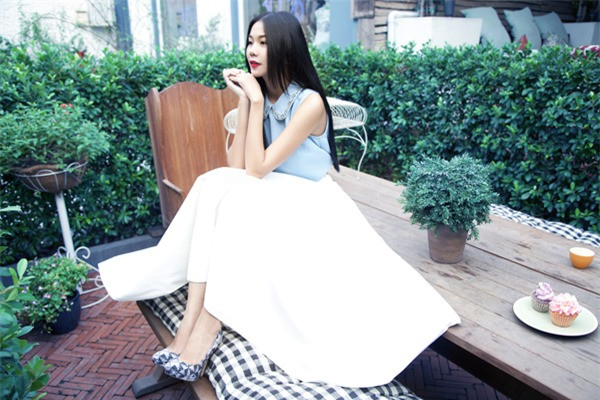 Chân váy midi thướt tha kết hợp cùng sơ mi không tay sẽ nhấn nhá nét dịu dàng, cổ điển cho bạn gái.