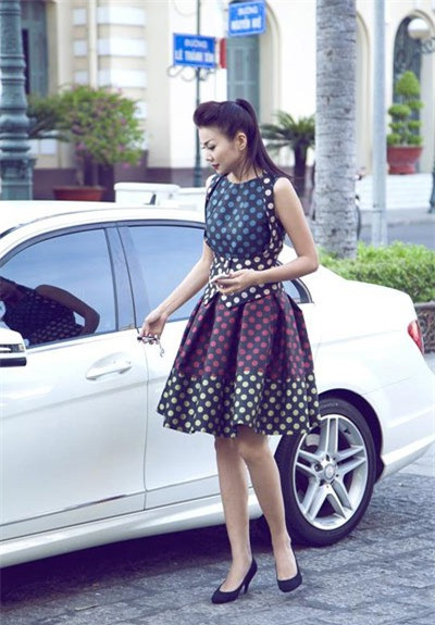 Ngọt ngào, lãng mạn như siêu mẫu Thanh Hằng cùng váy chấm bi xếp ly xòe rộng.