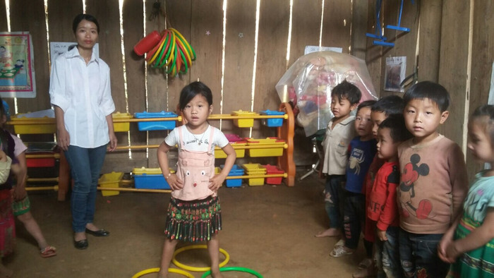 Cô Dung hướng dẫn trẻ chơi trò chơi tại trường. Ảnh: GVCC.